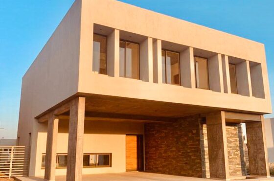 Casa en Barrio Las Lilas – 3 Dormitorios, Vestidor y Cochera Doble