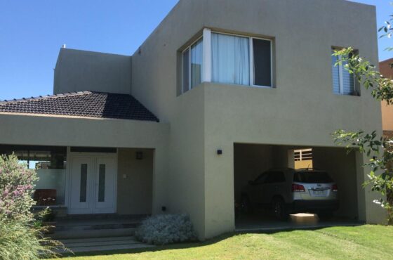 Moderna Casa en Barrio Las Rosas, Villa Nueva – 3 Dormitorios y Garage Doble